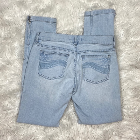 White House Black Market Ankle Length Light Blue Denim Jeans with Zipper Detail - Picture 2 of 12
